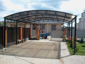 Преимущества навесов из поликарбоната и основы их установки